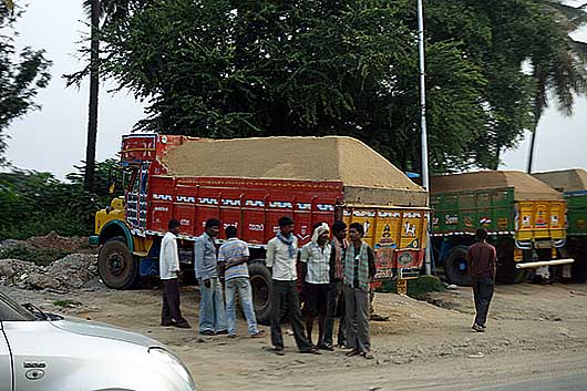バンガロール 砂を積載したトラック